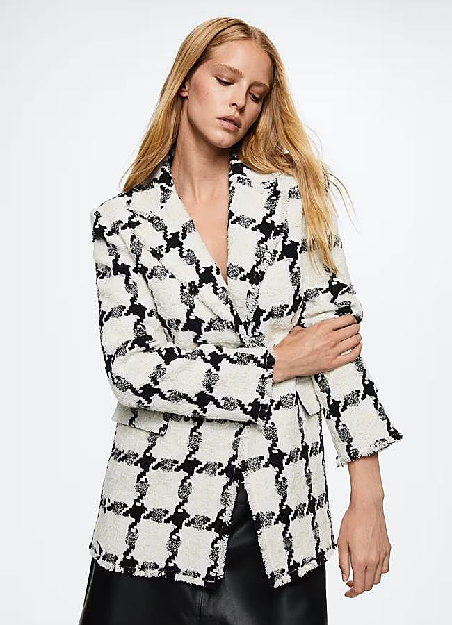 Imagen - Chaqueta tweed en blanco y negro de Mango Outlet.