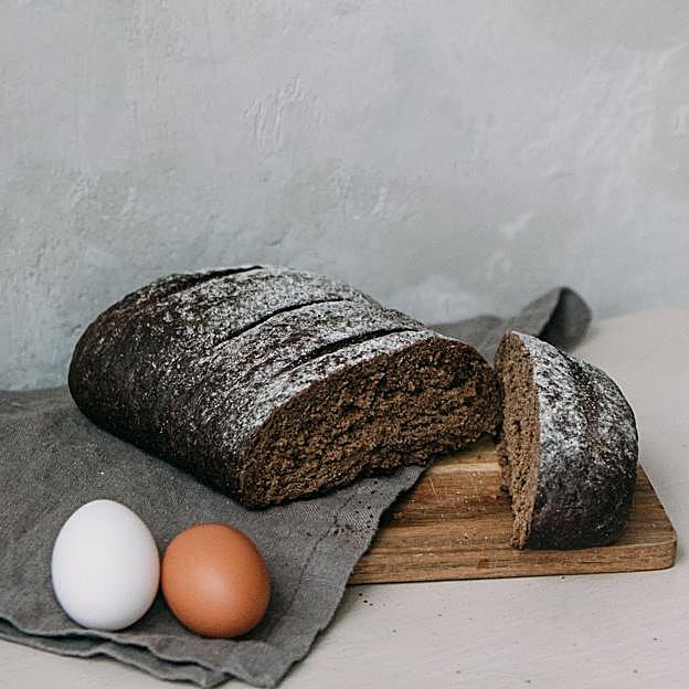 Pan de centeno cortado. 