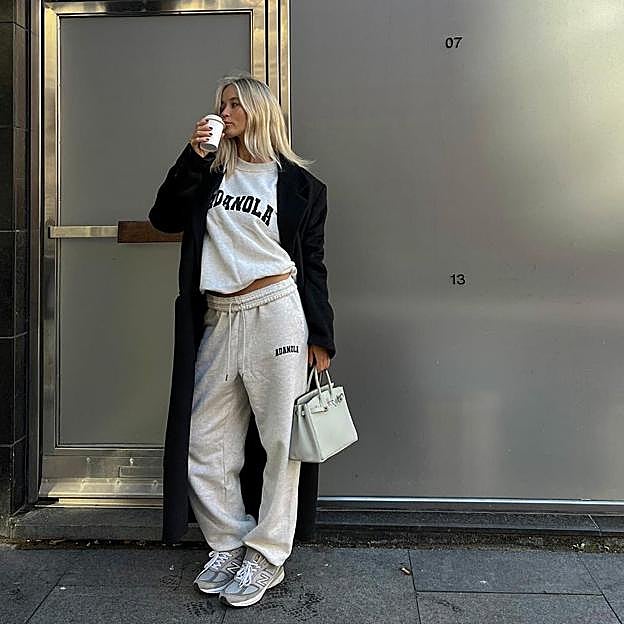 Conjunto de chándal gris con abrigo negro