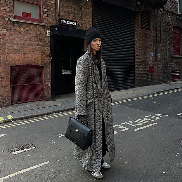 Look de chándal con abrigo estampado