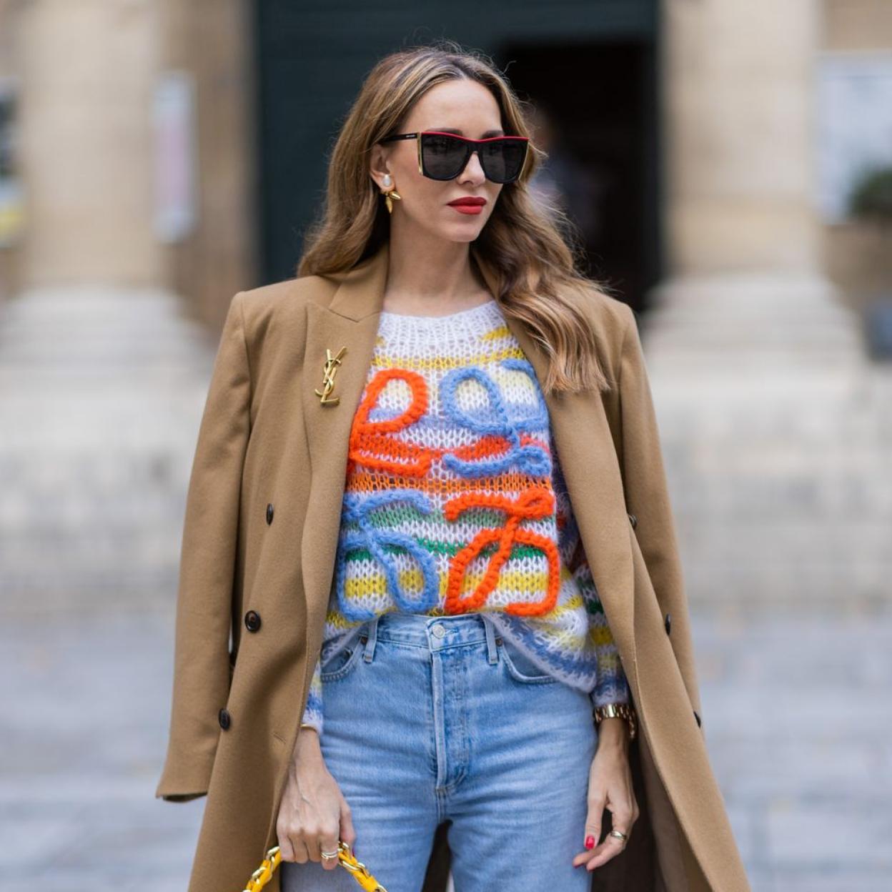 Imagen de influencer de street style con jersey de Loewe.