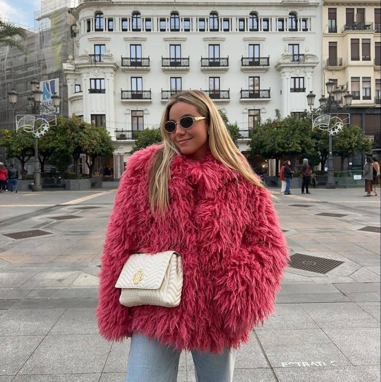 Influencer con abrigo rosa viral rebajado