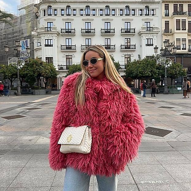Flechazo con el abrigo rosa viral rebajado a mitad de precio que conquista a las influencers
