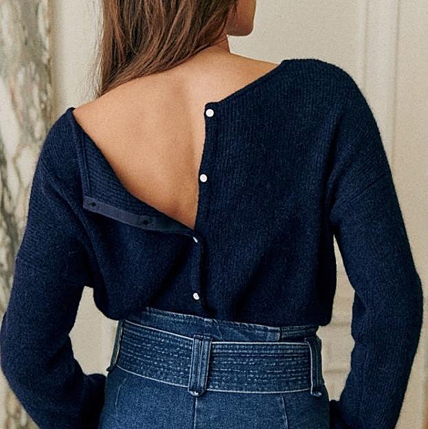 Imagen principal - El cárdigan de Sézane, la camisa azul de COS y la camiseta blanca de Uniqlo.