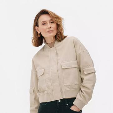 Imagen secundaria 1 - Chaqueta bomber en color piedra de Primark (26 euros).