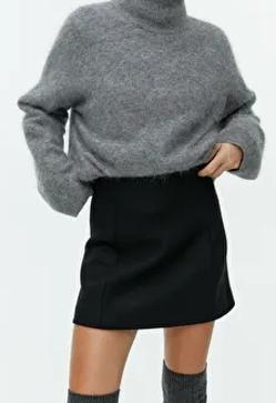 Imagen secundaria 2 - Los vaqueros 501 de Levi's, los pantalones efecto de piel de Bershka y la falda de Arket.