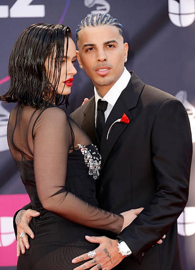 Imagen - Rauw Alejandro con el broche Amapola junto a Rosalía en los Grammy Latinos 2022. Foto: Getty.