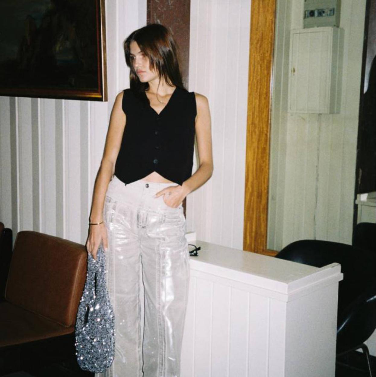 Influencer con look de Parfois