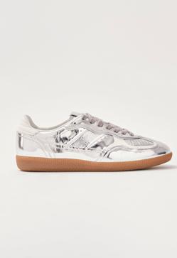 Imagen secundaria 2 - Las botas negras de Popa, los zapatos destalonados de Mango y las zapatillas metalizadas de Alohas-