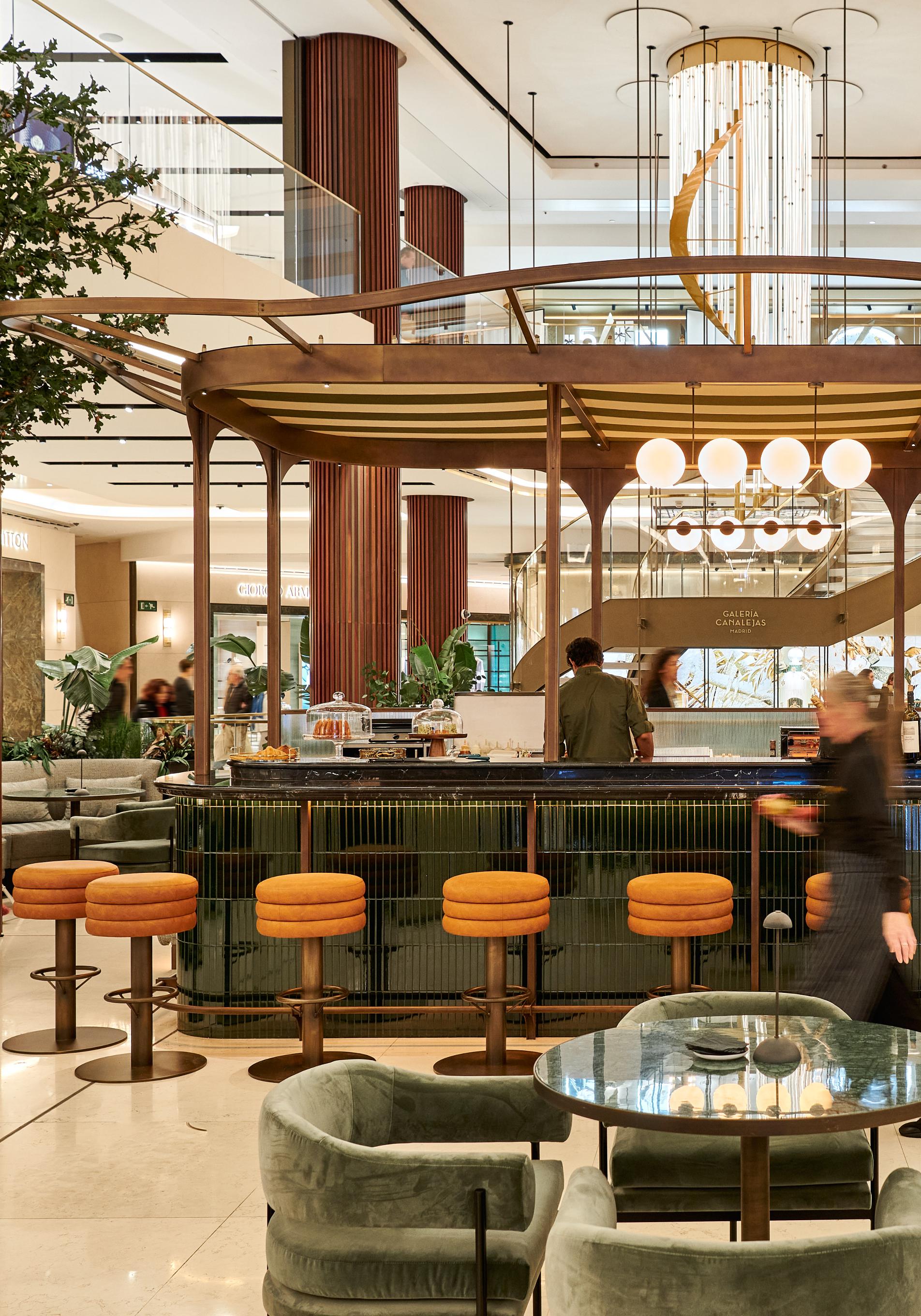 La barra de Galerías Canalejas Café, el nuevo espacio de moda en el centro de Madrid.