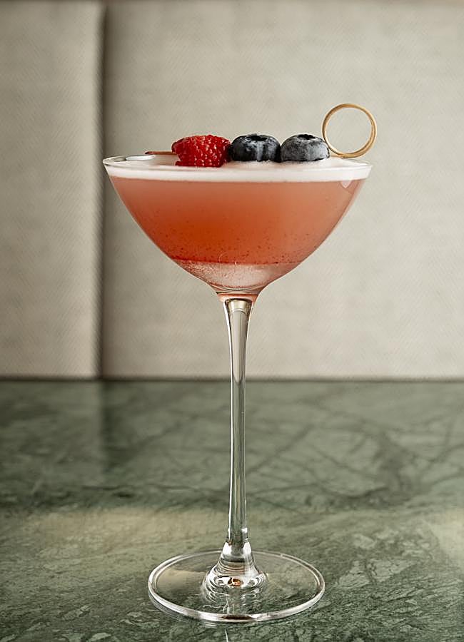 Imagen - El cóctel 10:10 de Galerías Canalejas Café, elaborado con vodka, piña, frutos rojos y champagne. / DR