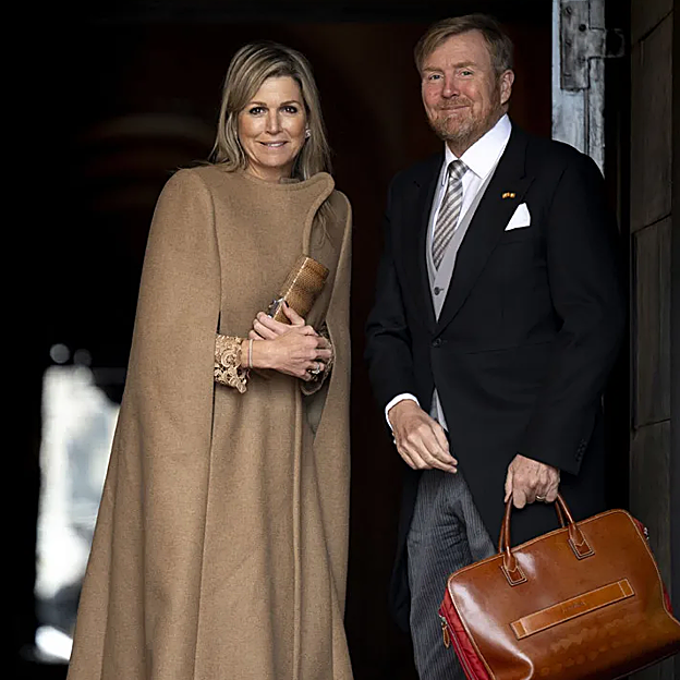 Máxima de Holanda con capa camel