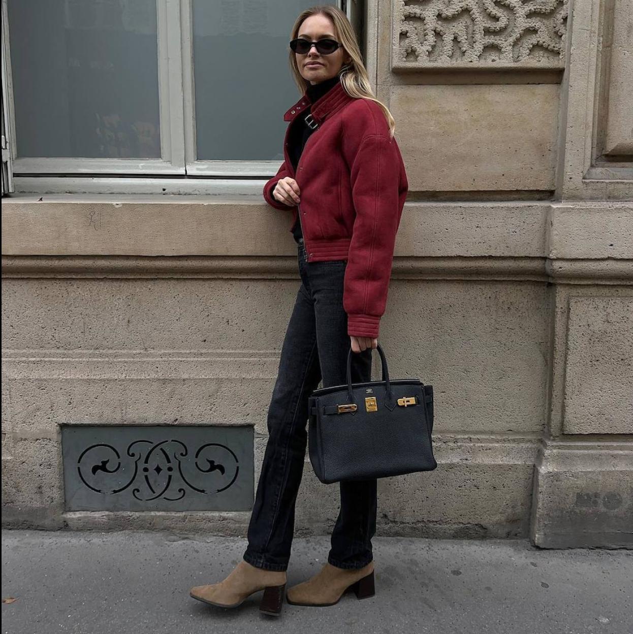 Influencer con chaqueta roja tendencia