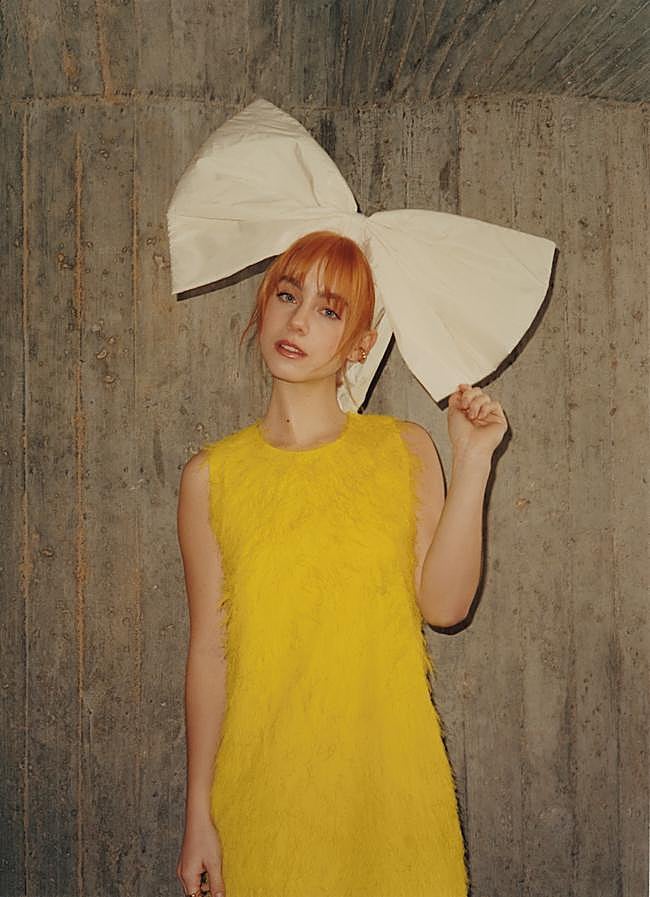 Imagen - La actriz Clara Galle lleva en la portada de Mujerhoy vestido de Twinset, lazo de Koahari y joyas de Tous. Fotografía: Tomás DE LA FUENTE / Estilismo: Almudena CARNICERO.