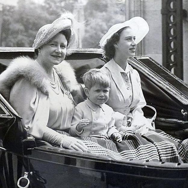 La reina Elizabeth con su hija pequeña, la princesa Margarita, y su nieto mayor, el príncipe Carlos. 