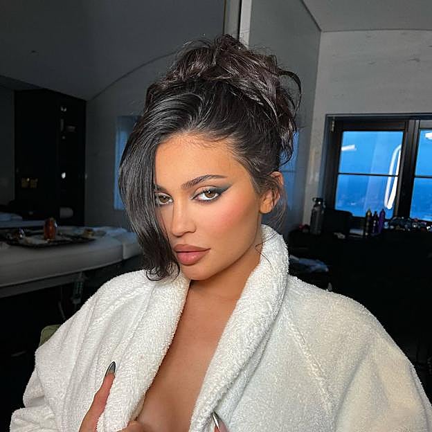 Kylie Jenner con moño con flequillo suelto tendencia