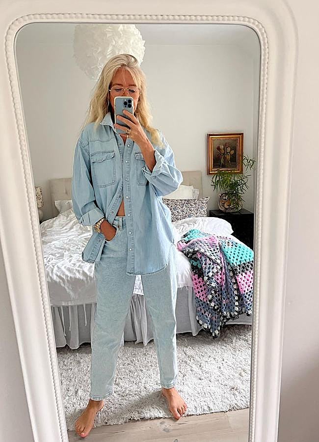 Imagen - Mujer haciendo un mirror selfie con un total look denim. / INSTAGRAM