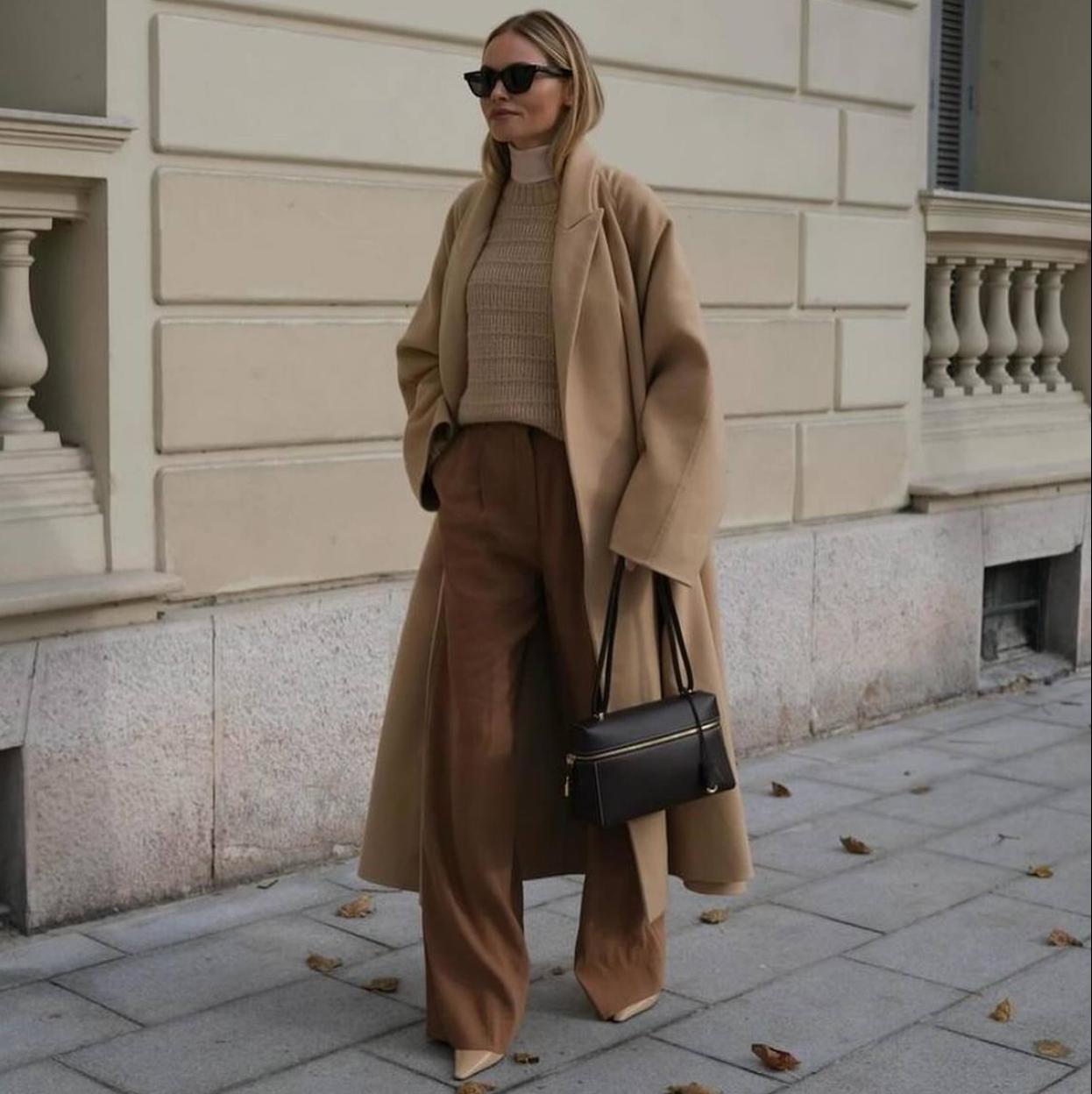 Influencer con total look color marrón