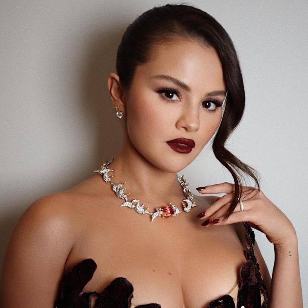 Selena Gómez con color de uñas tendencia para 2024