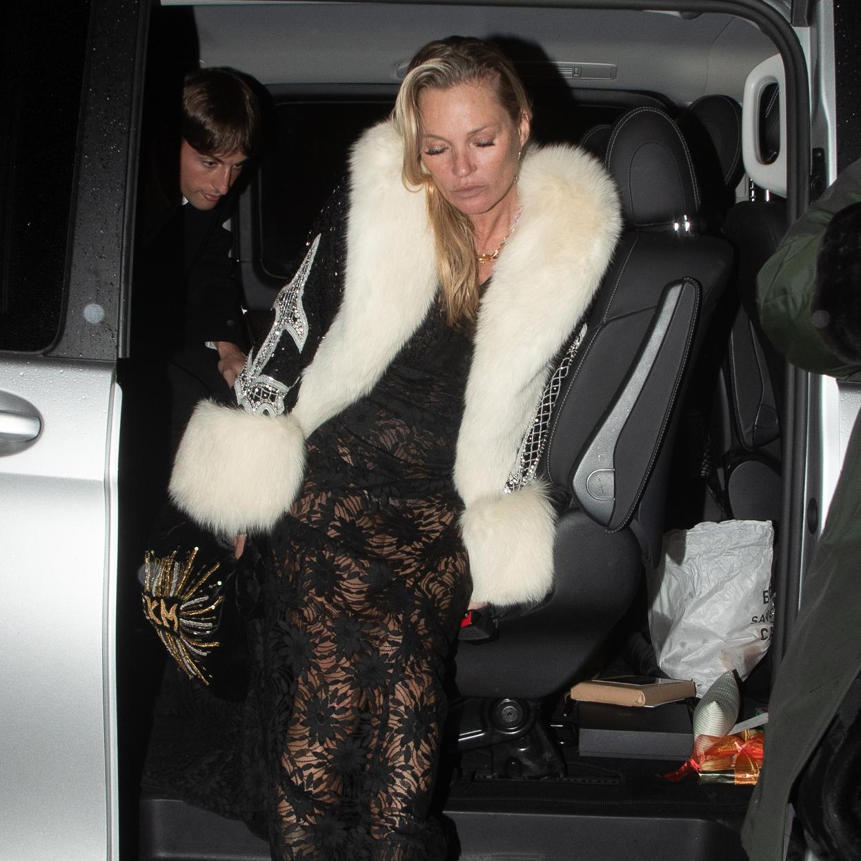 Atenta al vestido de encaje con el Kate Moss celebra su cincuenta cumpleaños.