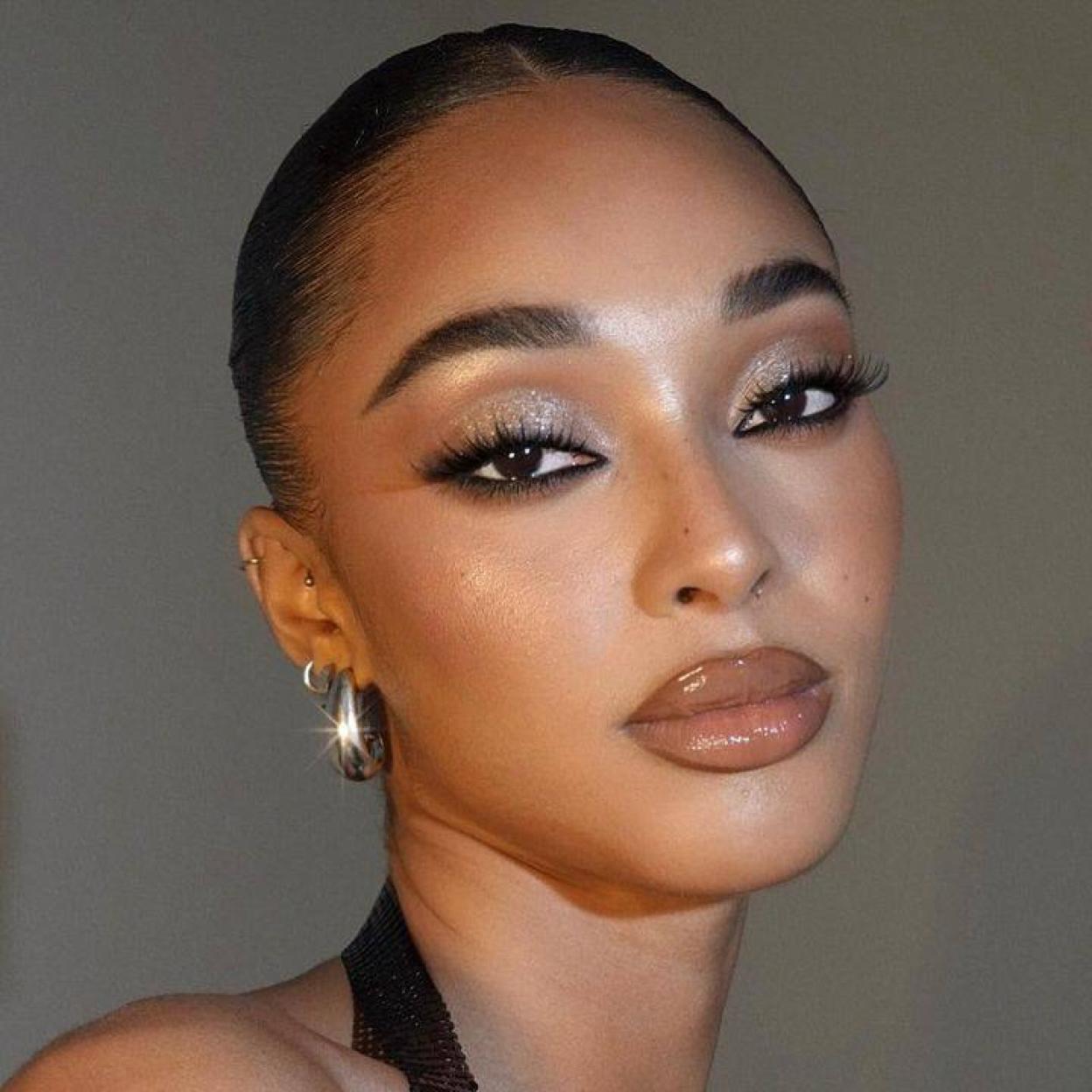 Modelo con pestañas largas y con volumen