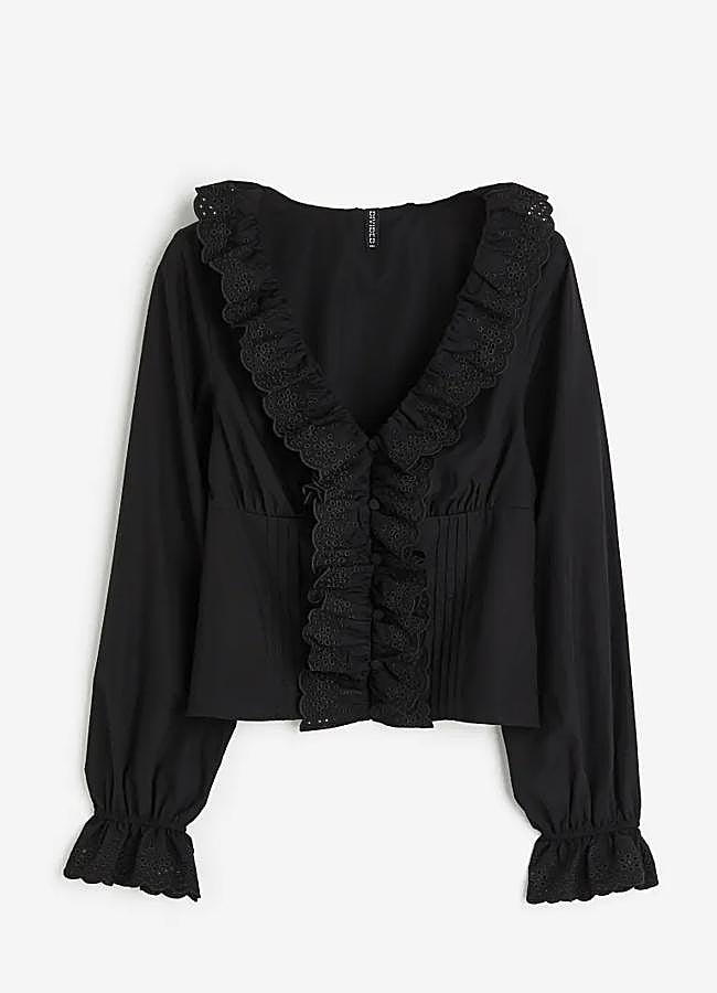 Imagen - Blusa con escote en pico y volantes en negro de H&M.