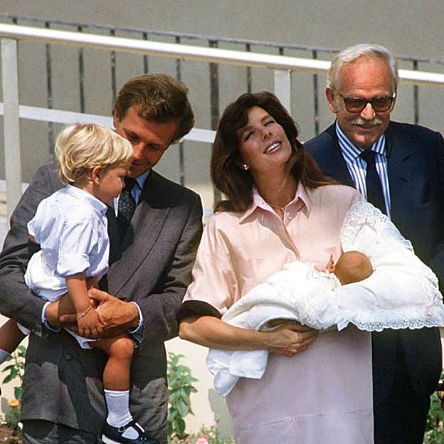 Carolina de Mónaco y Stefano Casiraghi con sus hijos, junto a Rainiero. 