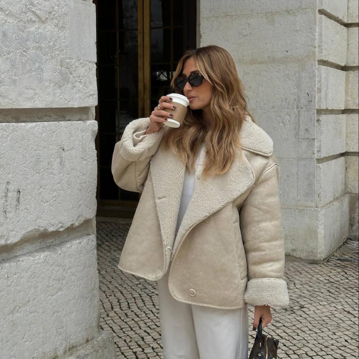 Influencer con cazadora de doble faz