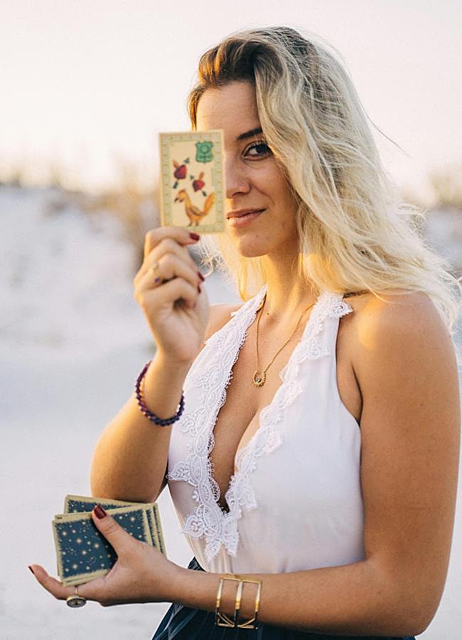 Imagen - Mujer con cartas del Tarot/PEXELS