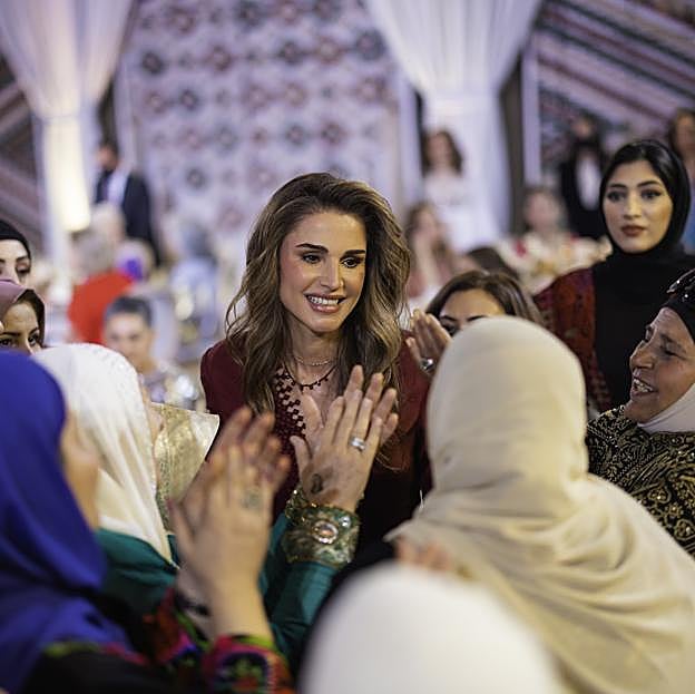 Rania durante un encuentro con mujeres. 