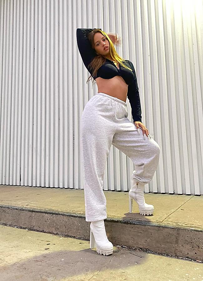 Imagen - Rosalía con chándal y tacones.