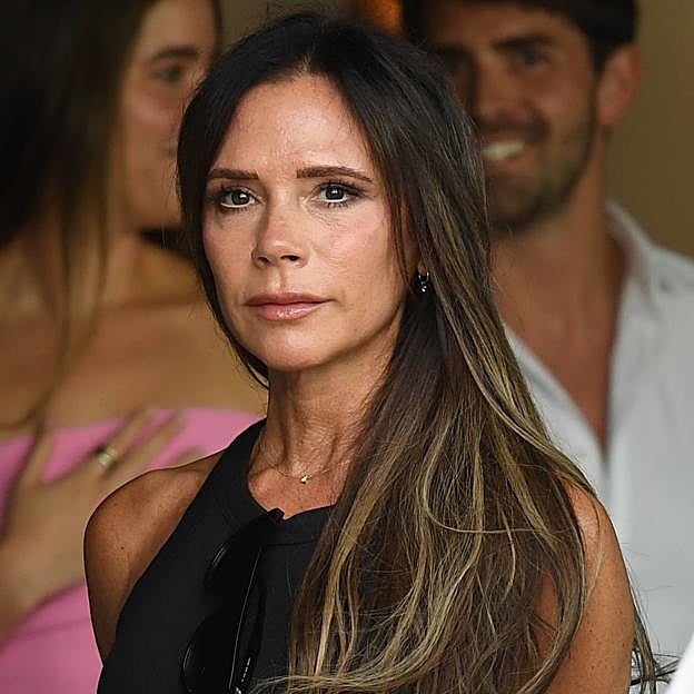 Labios más voluminosos con el truco de maquillaje de Victoria Beckham: un lip combo facílisimo que queda así de bien