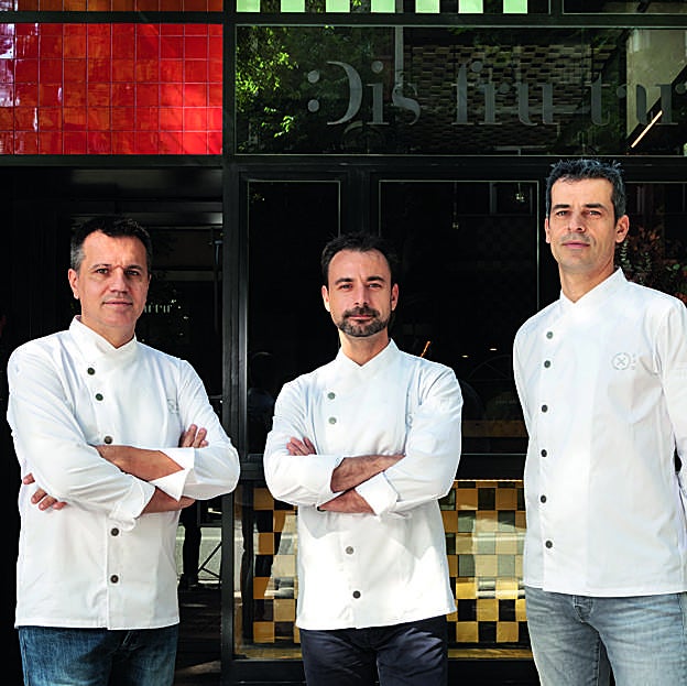 De izquierda a derecha, Oriol Castro, Eduard Xatruch y Mateu Casañas, chefs de Disfrutar. 