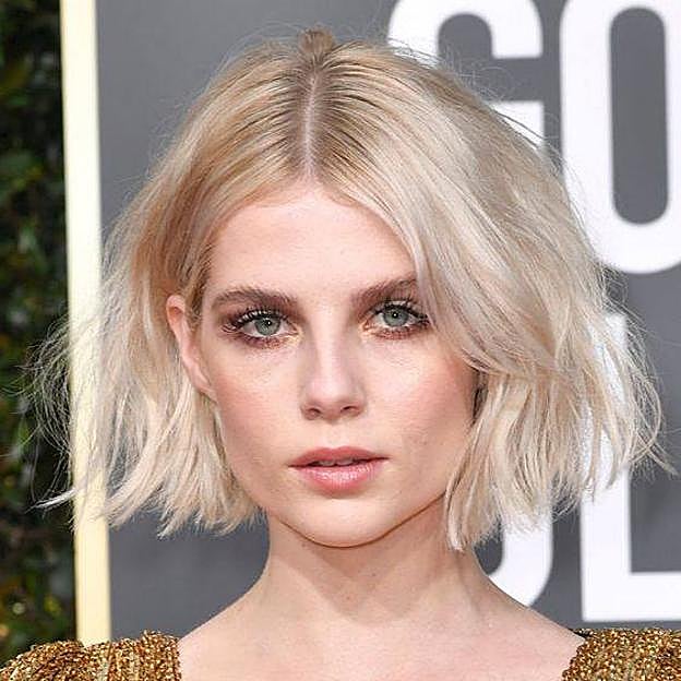 Lucy Boynton con bob grunge a capas largas y sin flequillo
