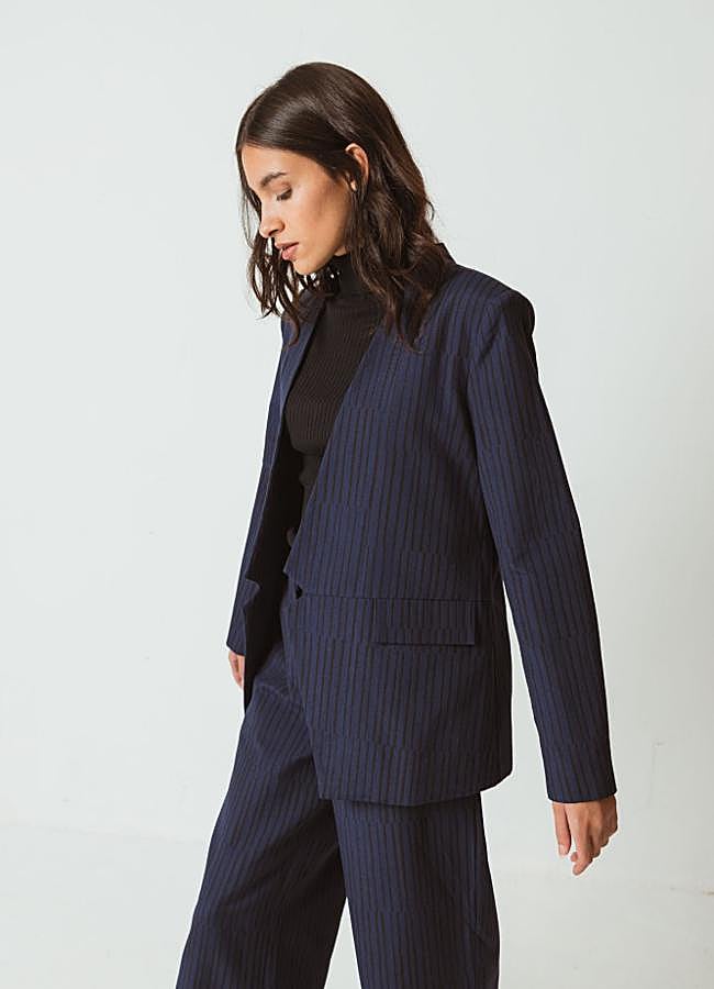 Imagen - Blazer en azul marino con tejido jacquard de SKFK.