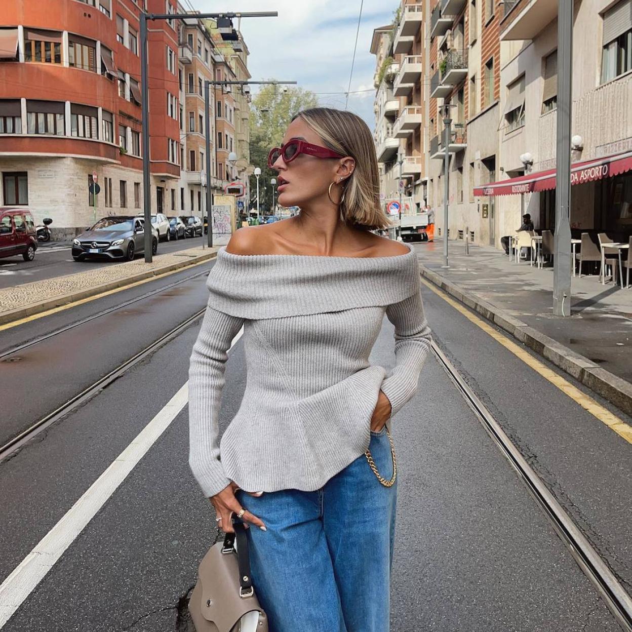 Influencer con look de jersey y vaqueros