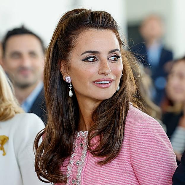 Penélope Cruz con peinado semirrecogido retro