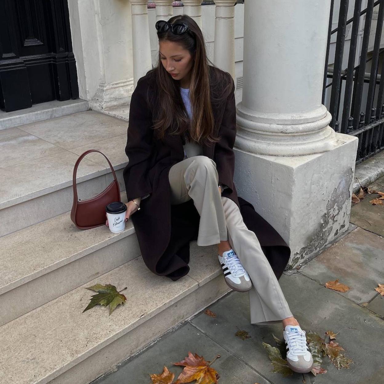 Influencer con zapatillas deportivas top ventas