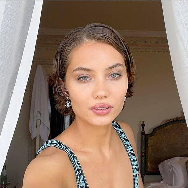 Modelo con corte lop largo