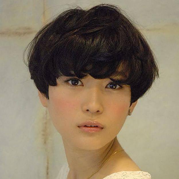 Mujer con corte de pelo soft bowl con volumen