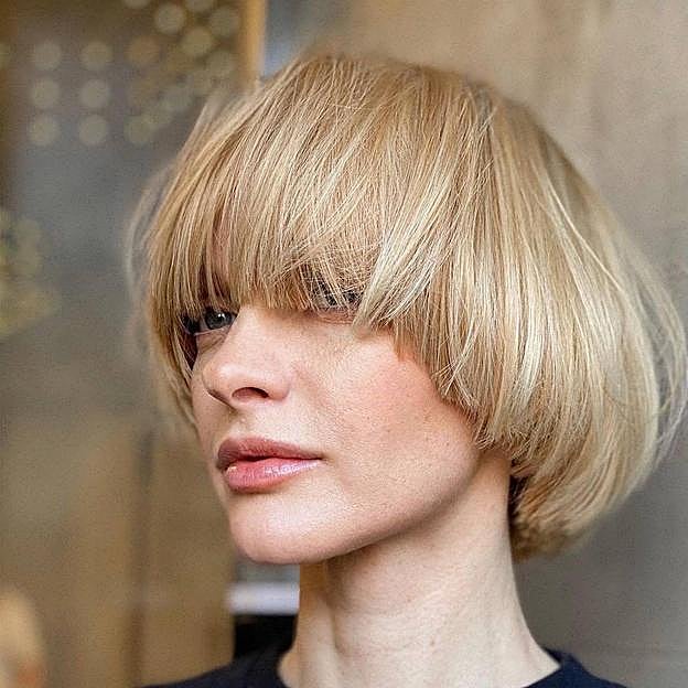 Modelo con corte soft bowl largo