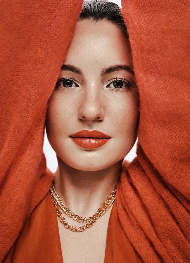 Imagen - Ni minimalista ni excesivo. En el término medio radica el éxito de este look con Labial Rouge Dior 777 Fahrenheit Satin y sombra Diorshow Mono Couleur Couture 006 Pearl Star, de Dior. En la melena, Spray Fixant de Hair Rituel by Sisley. En la foto Ivana Baquero lleva twinset de Sandro; gargantilla Manifesto en plata con baño de oro y collar Tous Bold Bear, ambos de Tous. Fotografía: Elena Olay / Maquillaje: Cynthia de León.