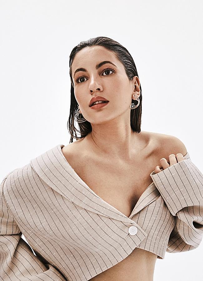 Imagen - La clave del look de maquillaje está en una piel matificada. En los ojos, paleta Diorshow 5 Couleurs 429 Toile de Jouy, máscara de pestañas Diorshow Black y barra de labios Rouge 720 Icone Velvet, todo de Dior. Torera de raya diplomática de Sandro y pendientes triple corazón, en plata bañada en oro, de Tous. Fotografía: Elena Olay / Maquillaje: Cynthia de León.