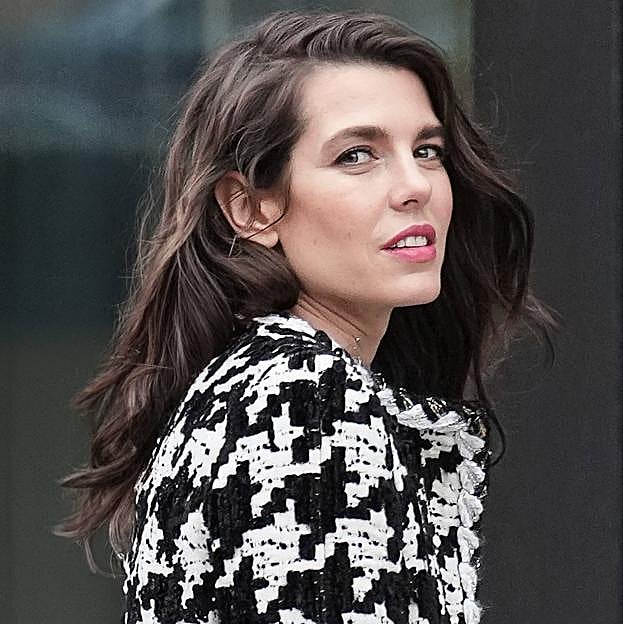 El look de diario perfecto de Carlota Casiraghi más fácil de copiar: vaqueros, zapatos de tacón cómodo y un abrigo muy especial