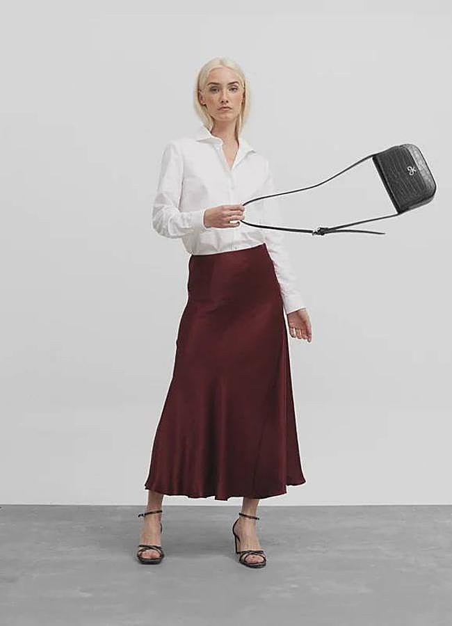 Imagen - Falda satinada con vuelo en burdeos