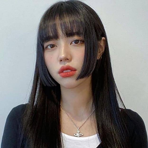 Mujer con hime cut clásico