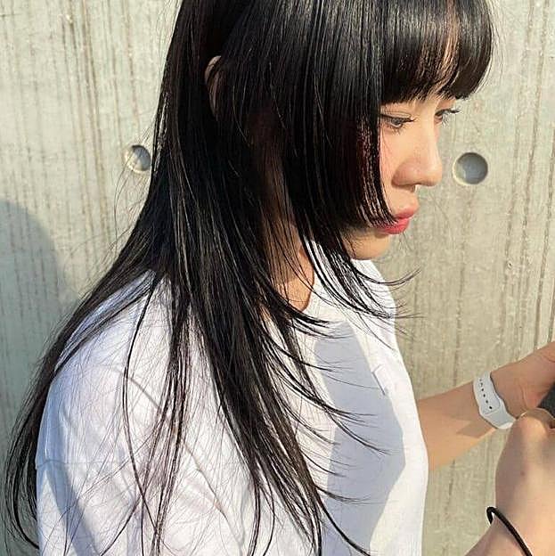 Modelo con hime cut a capas