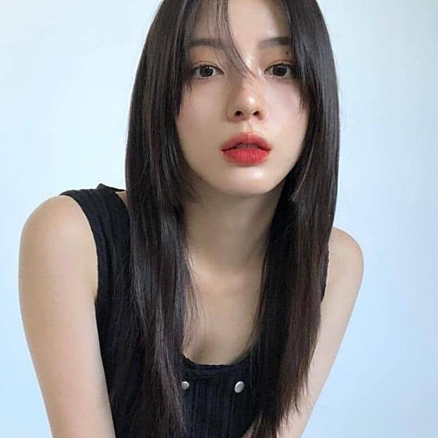 Mujer con corte hime cut desfilado