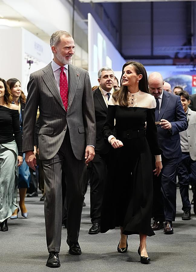Imagen - El rey Felipe y la reina Letizia, con un mono de Teresa Helbig. / LIMITED PICTURES