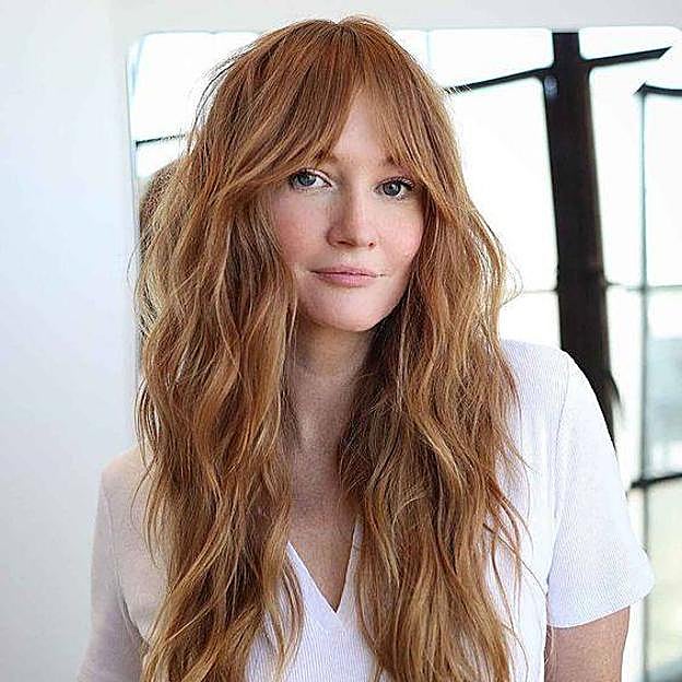 Mujer con corte long layered en pelo ondulado